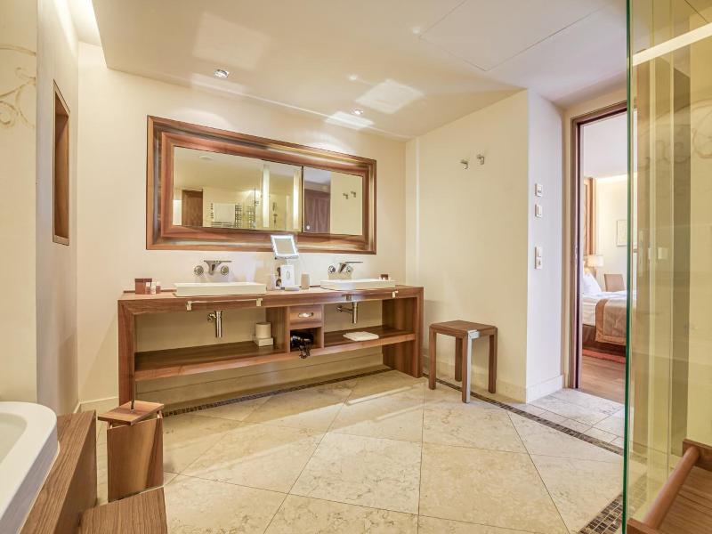 Wald & Schlosshotel Friedrichsruhe image