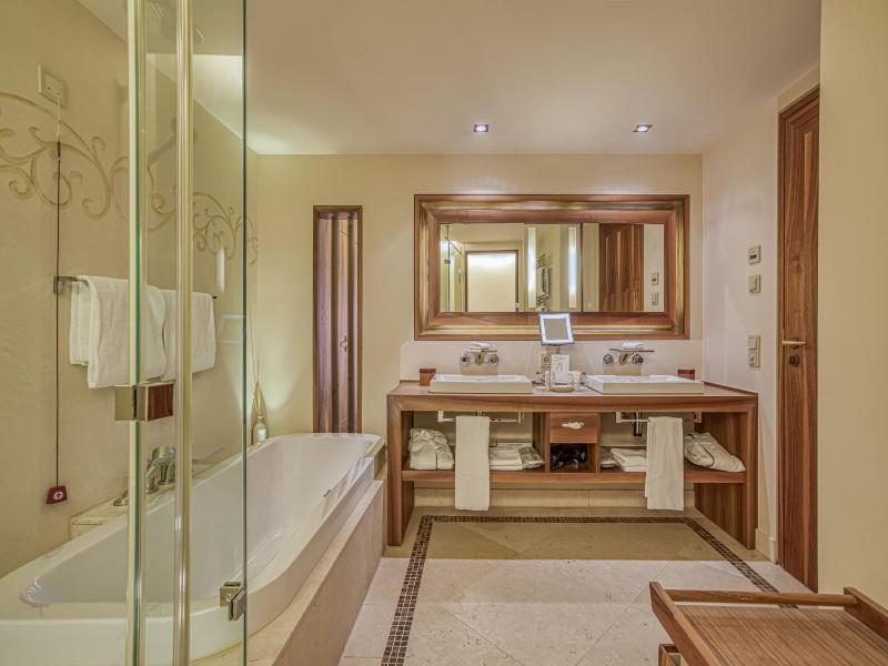 Wald & Schlosshotel Friedrichsruhe image