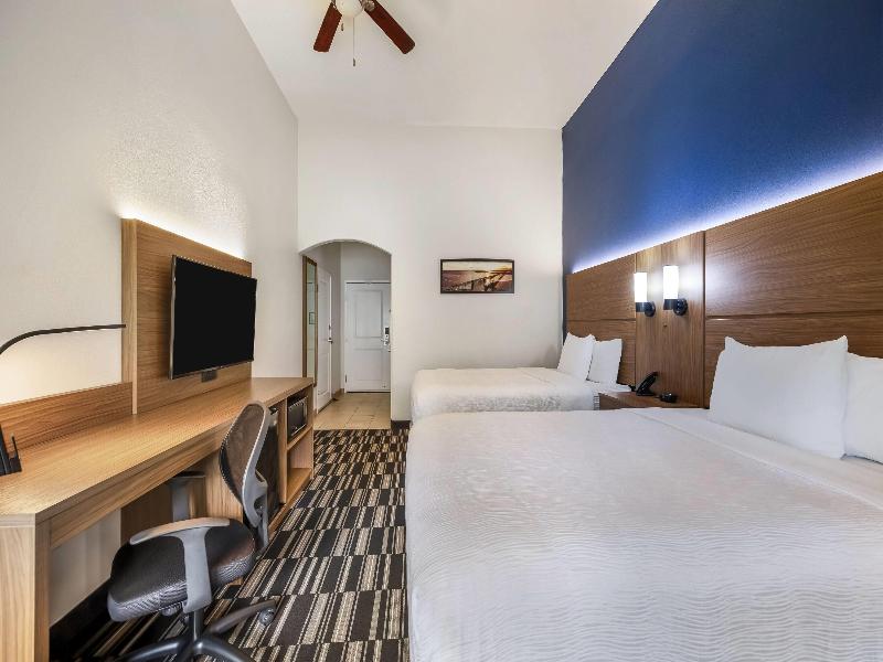 La Quinta Inn & Suites Alvin image