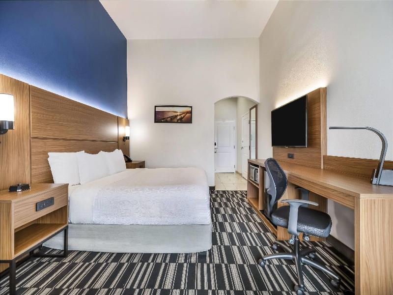 La Quinta Inn & Suites Alvin image