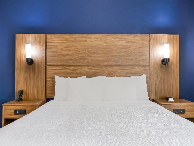 La Quinta Inn & Suites Alvin image