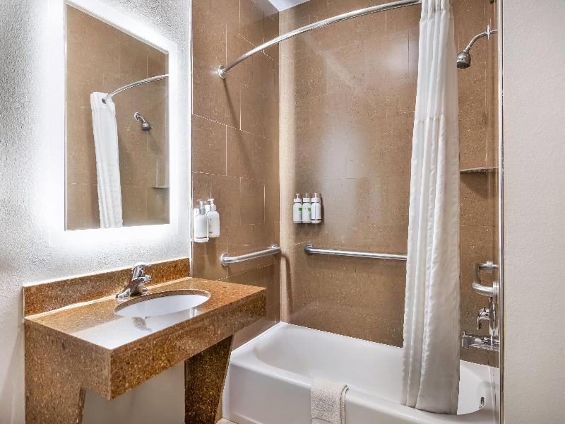 La Quinta Inn & Suites Alvin image