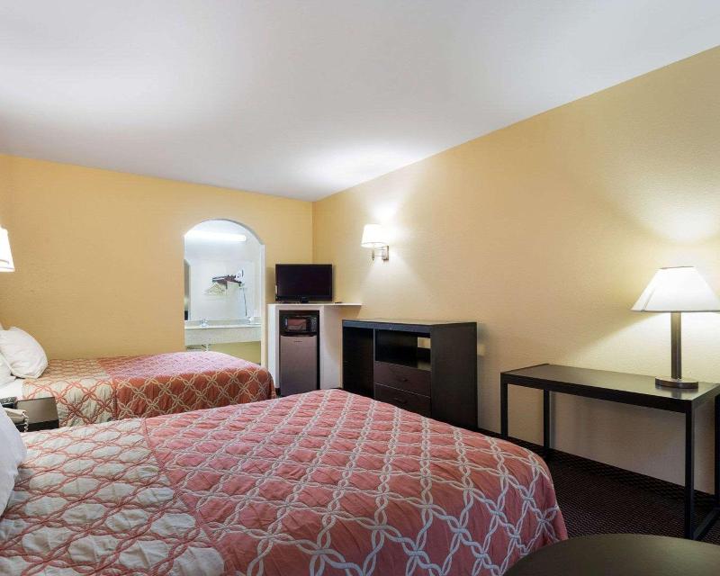 Rodeway Inn & Suites Humble image