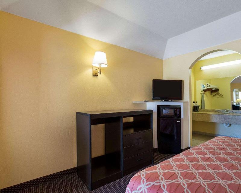 Rodeway Inn & Suites Humble image