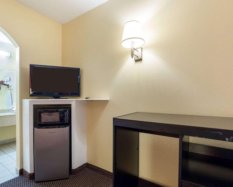 Rodeway Inn & Suites Humble image