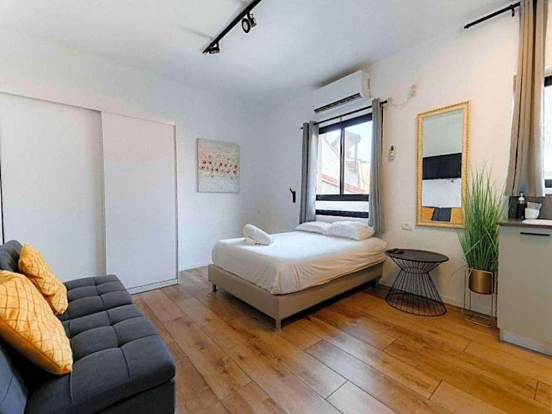 Loui Hotel image