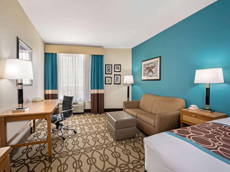 La Quinta Inn & Suites Willowbrook image