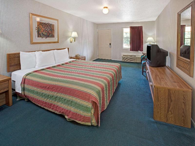 Knights Inn South Houston image