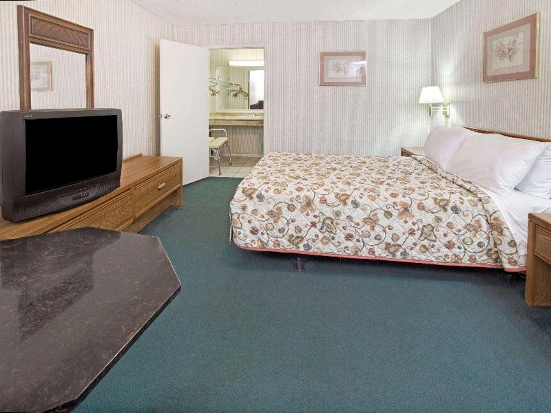 Knights Inn South Houston image