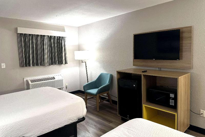 Days Inn By Wyndham Huntington image