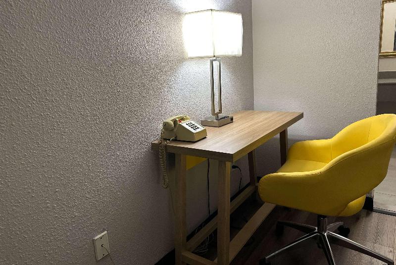Days Inn By Wyndham Huntington image