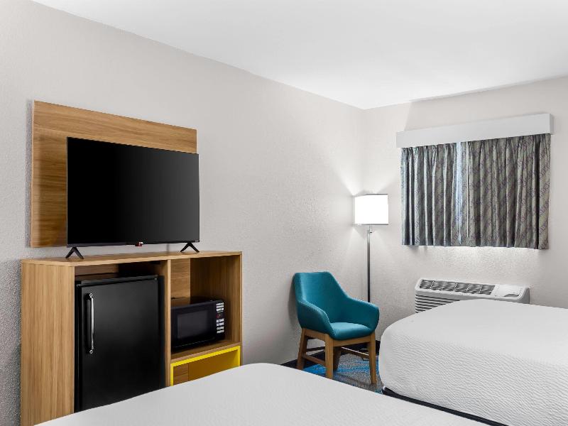Days Inn By Wyndham Huntington image