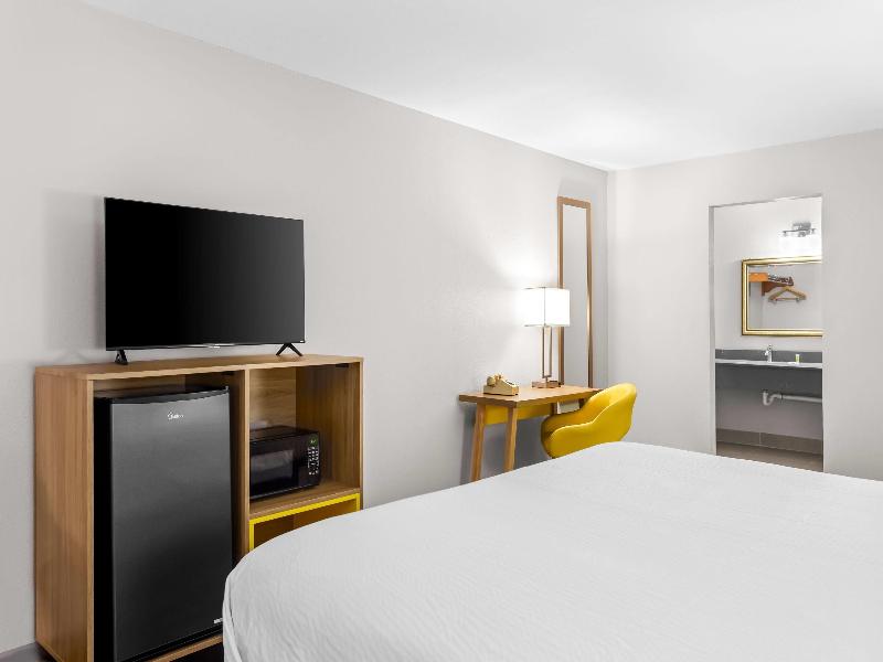 Days Inn By Wyndham Huntington image