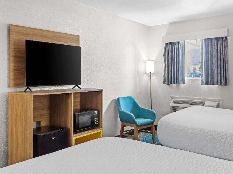 Days Inn by Wyndham Huntington image