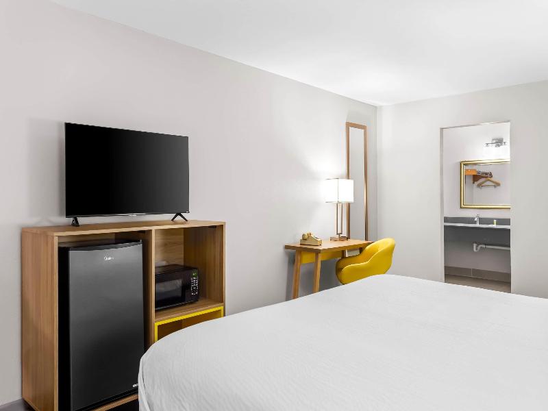 Days Inn by Wyndham Huntington image