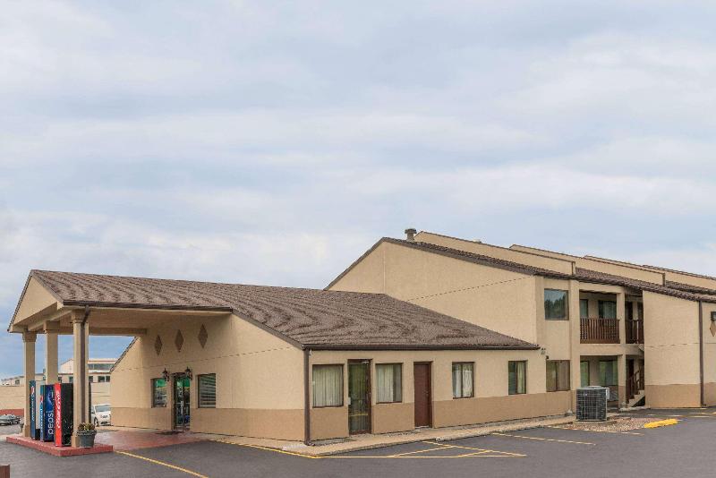 Days Inn by Wyndham Hannibal image