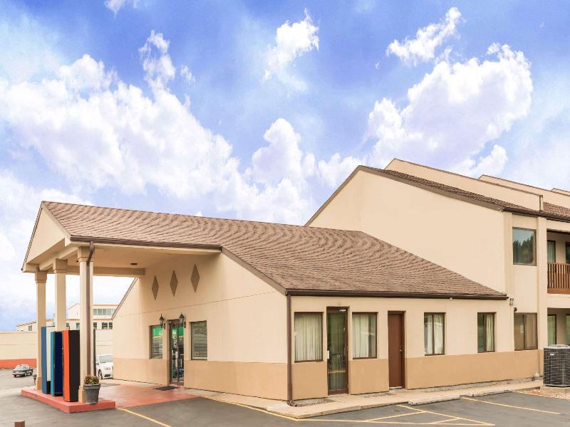 Days Inn by Wyndham Hannibal image