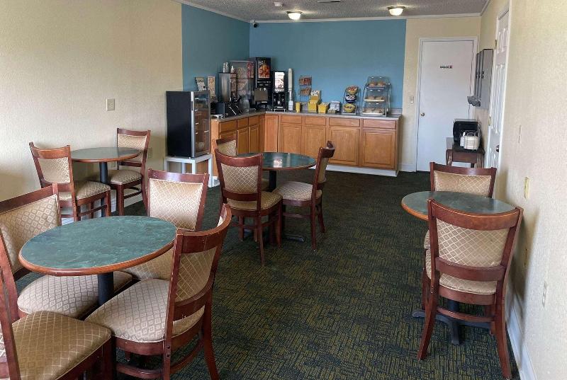 Days Inn by Wyndham Hannibal image