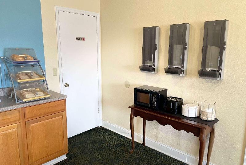 Days Inn by Wyndham Hannibal image