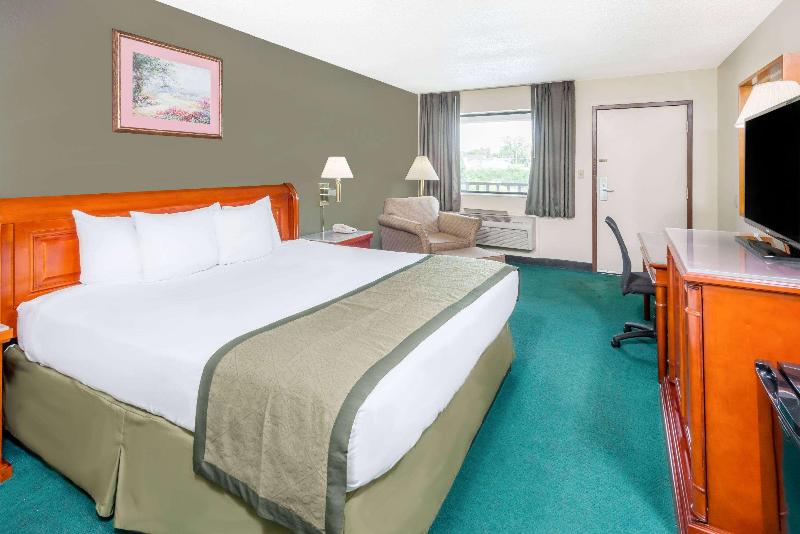 Days Inn by Wyndham Hannibal image