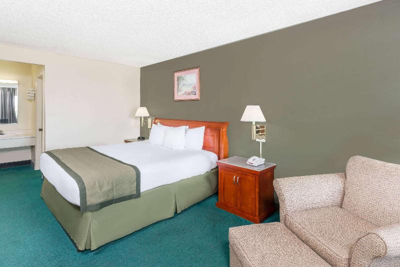 Days Inn by Wyndham Hannibal image