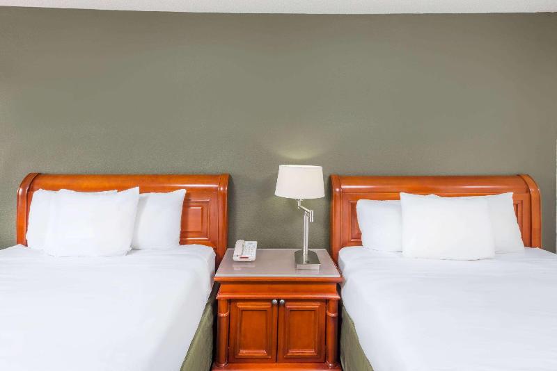Days Inn by Wyndham Hannibal image