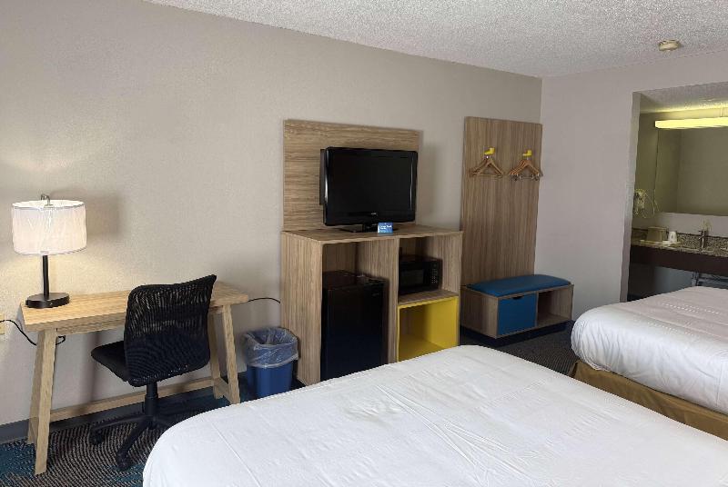 Days Inn by Wyndham Hannibal image