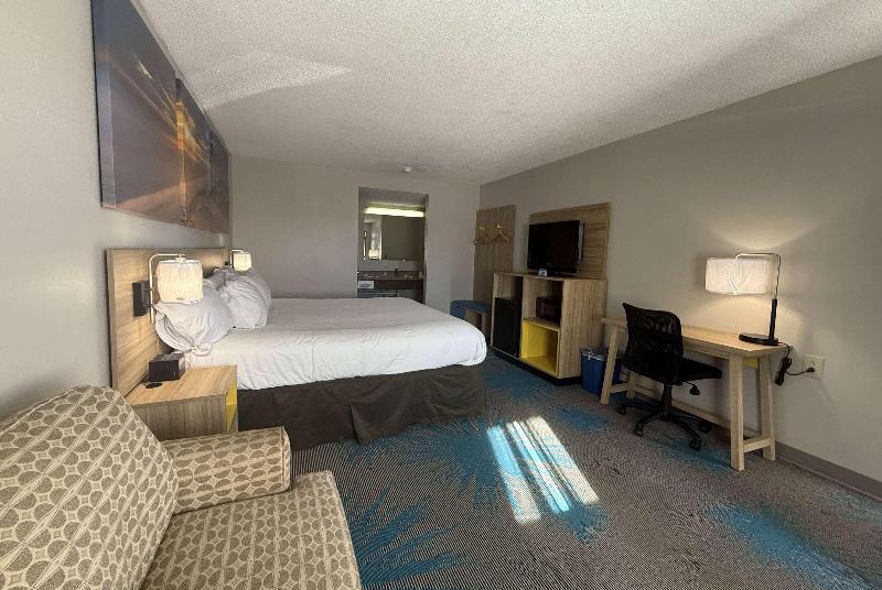Days Inn by Wyndham Hannibal image