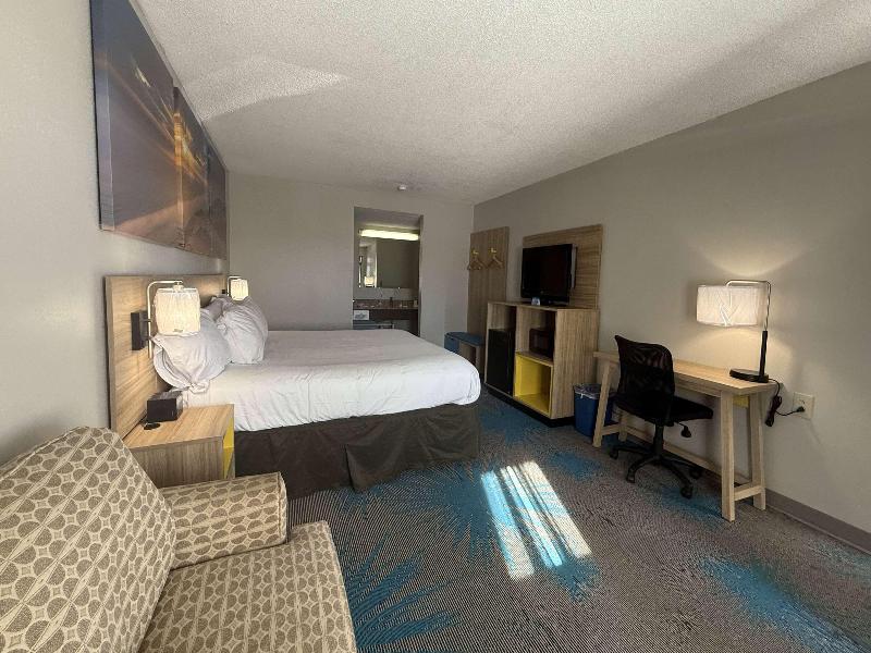 Days Inn by Wyndham Hannibal image