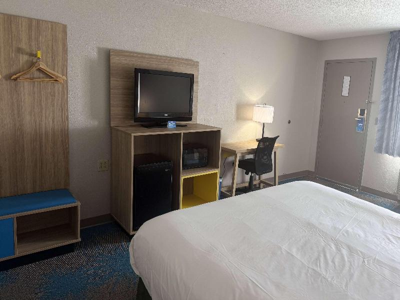 Days Inn by Wyndham Hannibal image
