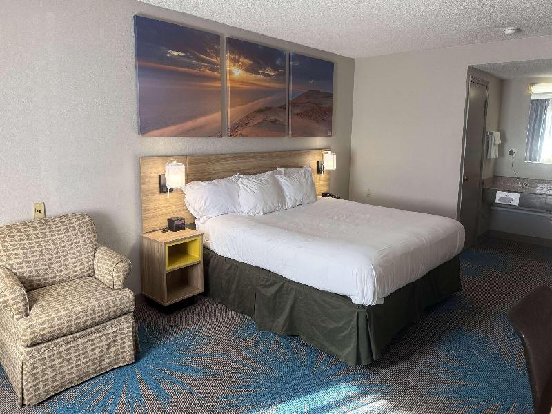Days Inn by Wyndham Hannibal image