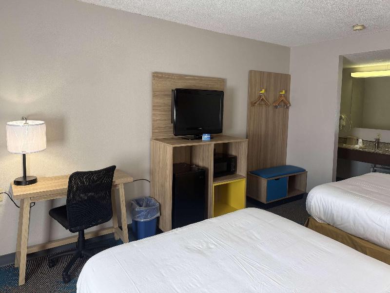 Days Inn by Wyndham Hannibal image