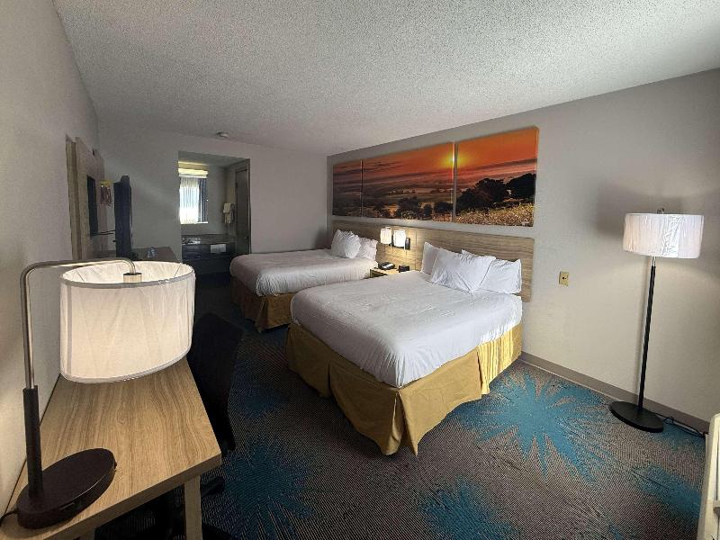 Days Inn by Wyndham Hannibal image