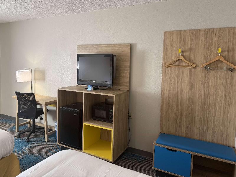 Days Inn by Wyndham Hannibal image