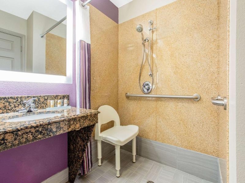 La Quinta Inn & Suites Hillsboro image