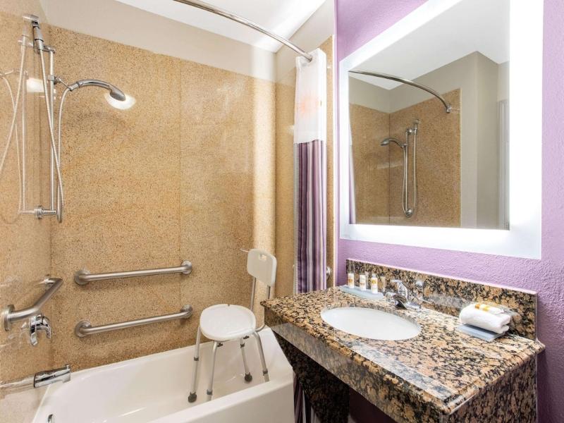 La Quinta Inn & Suites Hillsboro image