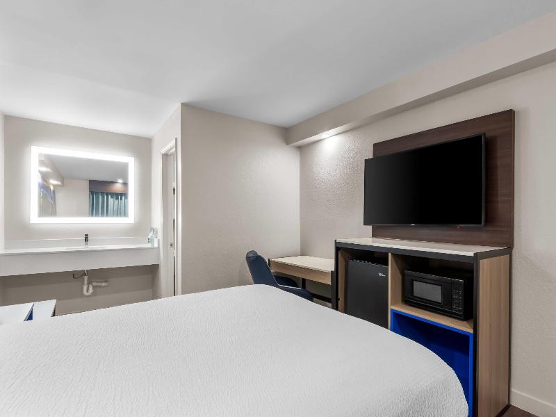 Days Inn by Wyndham Indianapolis East Post Road image