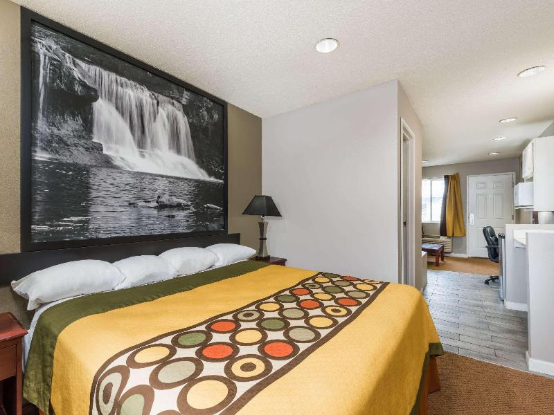 Super 8 by Wyndham Indianapolis/NE/Castleton Area image