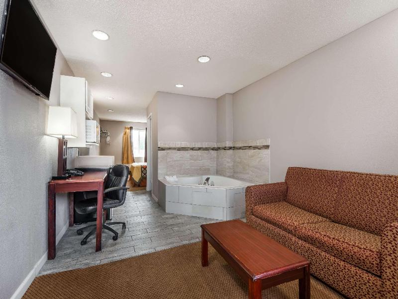 Super 8 by Wyndham Indianapolis/NE/Castleton Area image