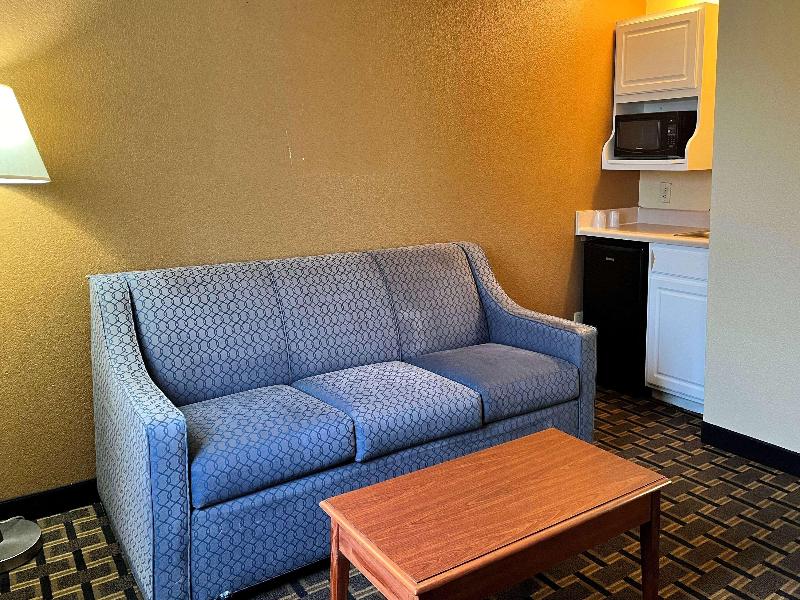 Super 8 by Wyndham Indianapolis/NE/Castleton Area image