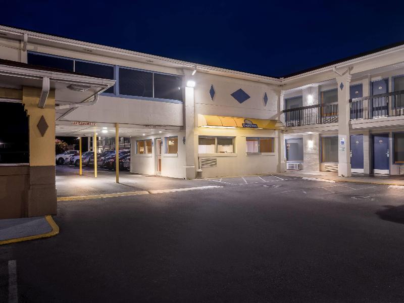 Days Inn by Wyndham Jacksonville NC image