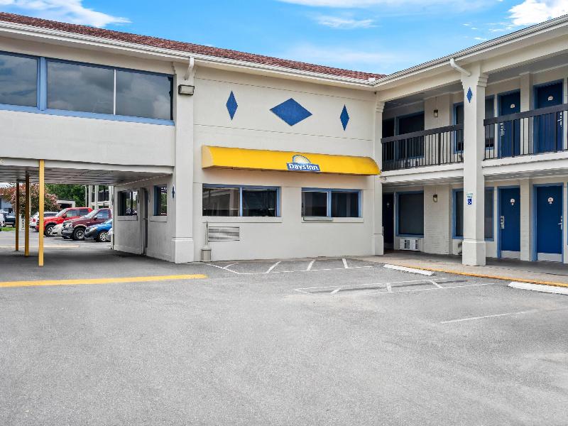 Days Inn by Wyndham Jacksonville NC image