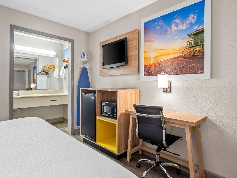 Days Inn by Wyndham Jacksonville NC image