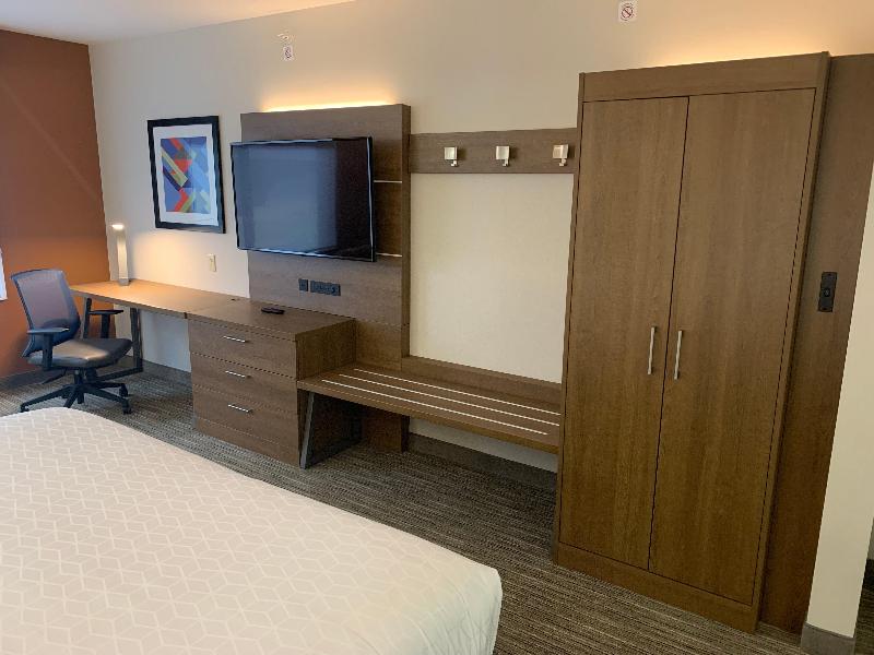 Holiday Inn Express Hotel & Suites Franklin - Oil image