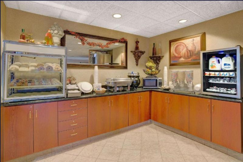 Microtel Inn & Suites By Wyndham Indianapolis Air image