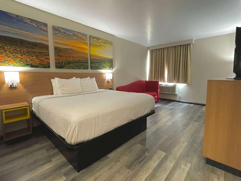 Days Inn by Wyndham Columbus IN image