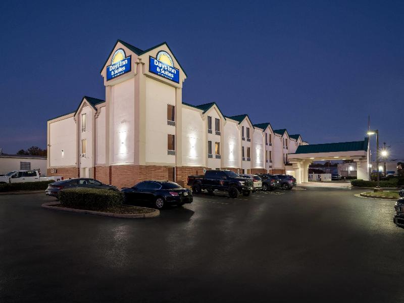 Days Inn & Suites by Wyndham Ridgeland image