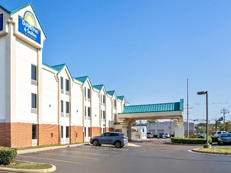 Days Inn & Suites by Wyndham Ridgeland image