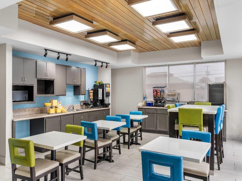 Days Inn & Suites by Wyndham Ridgeland image