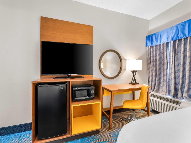 Days Inn & Suites by Wyndham Ridgeland image
